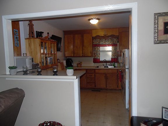 3rd image of 915 Glade St