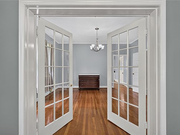 5th image of 302 Gassaway St