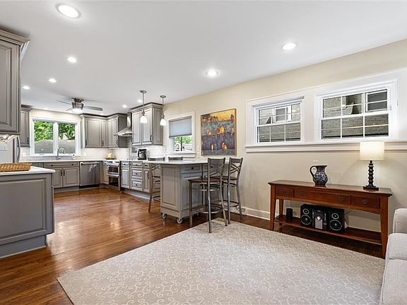 5th image of 821 W 71st Ter