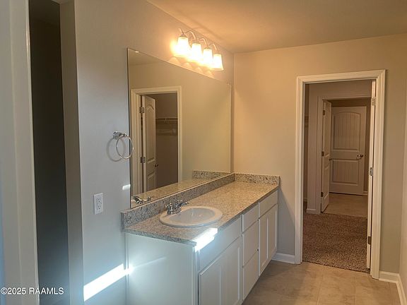 3rd image of 500 Fontaine Ct