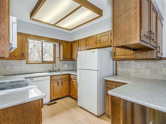 3rd image of 142 E Wood St