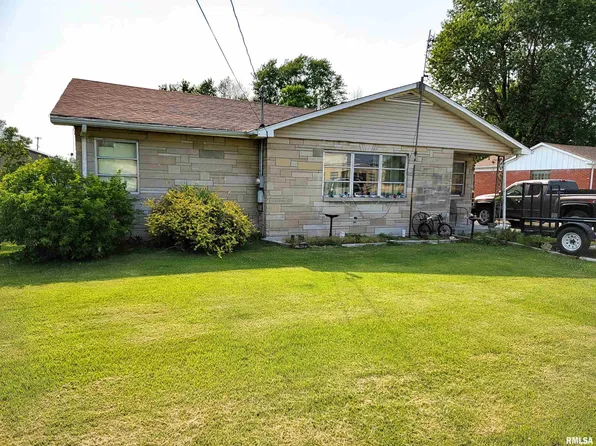 712 S Walnut St SE, Clay City, IL 62824