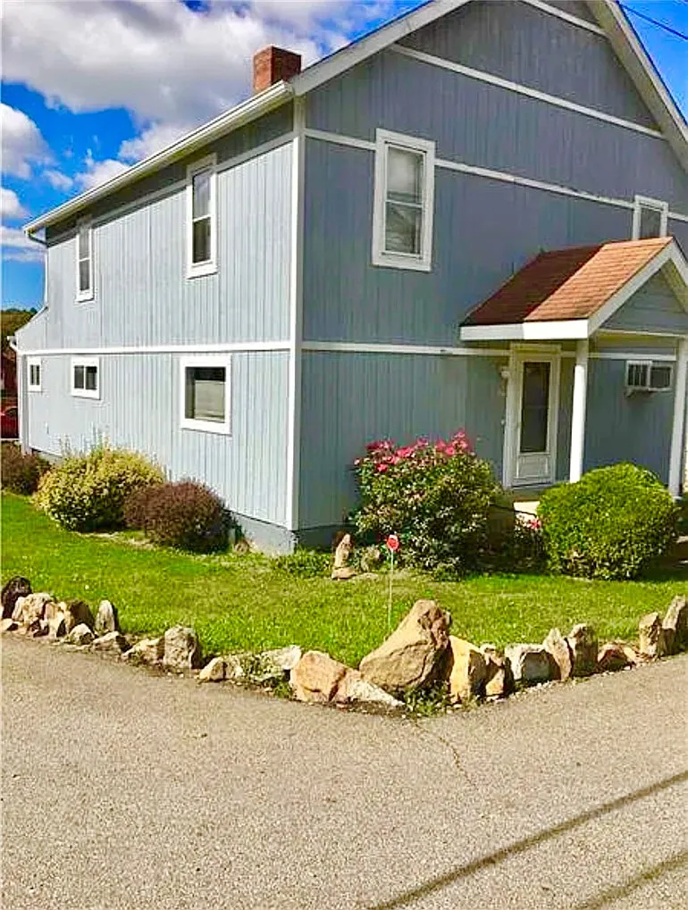 160 Main St photo 1
