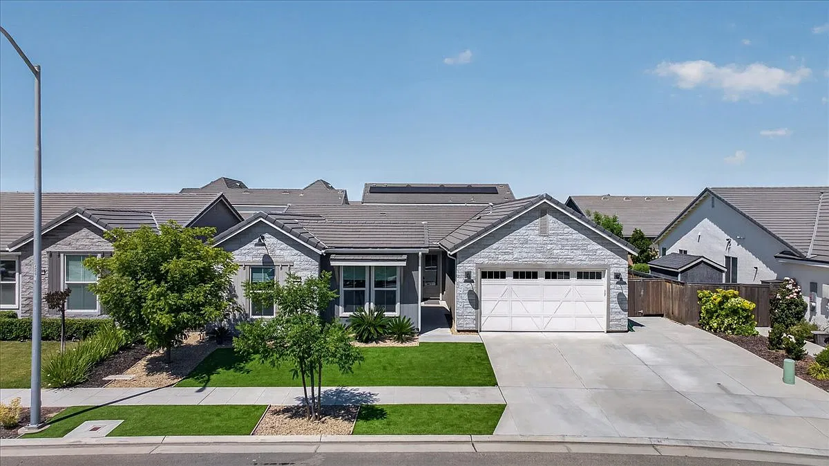 5 bed, 2580 sqft, $3,195 — Photo 1