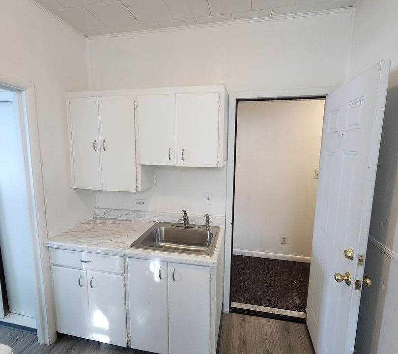 1st image of 403 1st St W