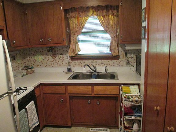 4th image of 1725 Oakwood Ln