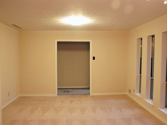 4th image of 3914 Roanoke Dr