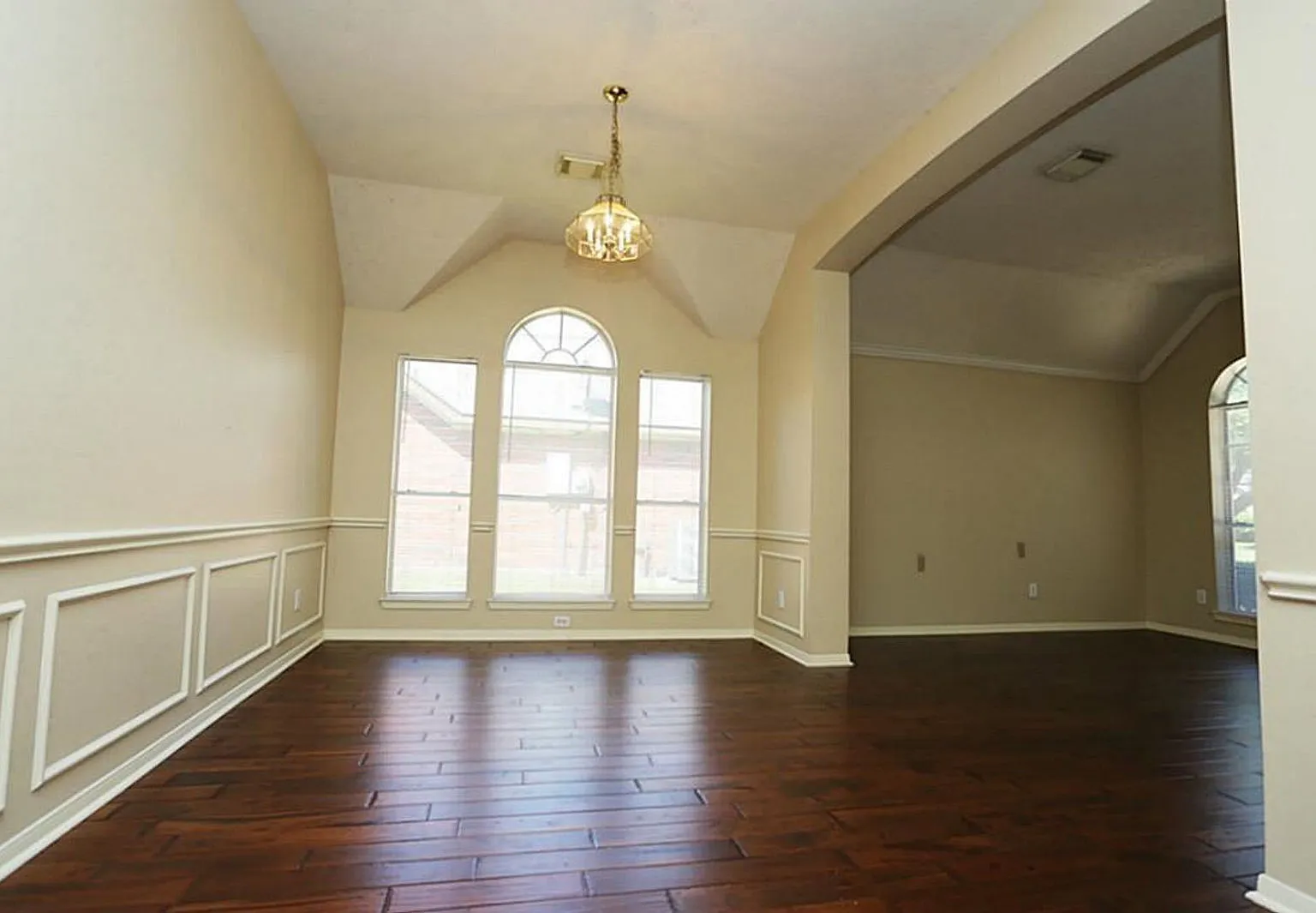 4 bed, 2.5 bath, 2574 sqft, $2,325 — Photo 4