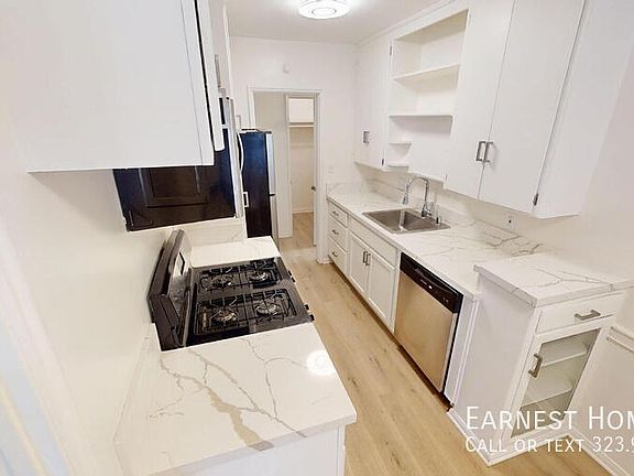 5th image of 127 N Doheny Dr #129