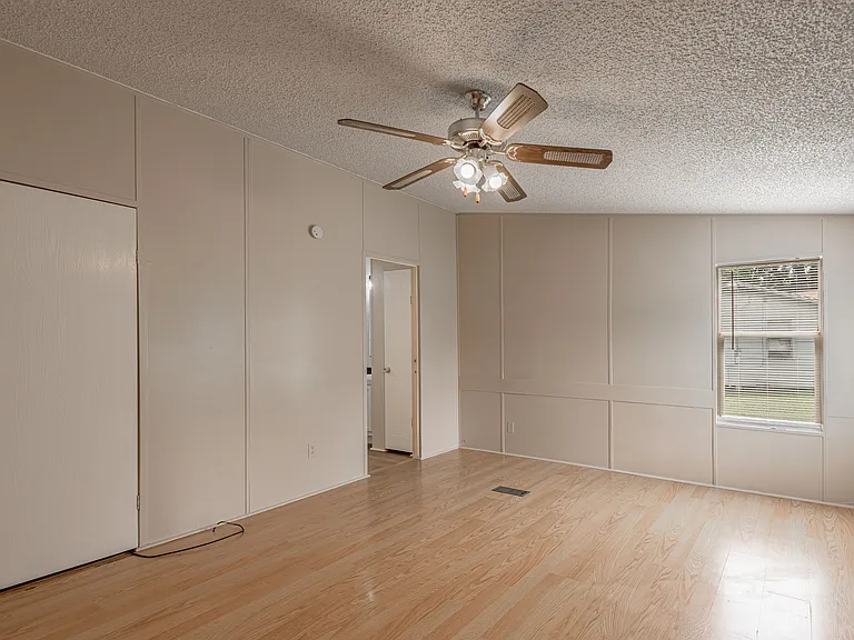 1323 Avenue E — Photo 11