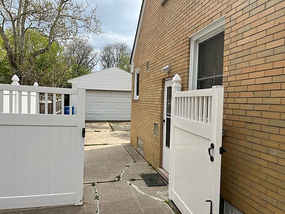 3rd image of 25695 W Hills Dr
