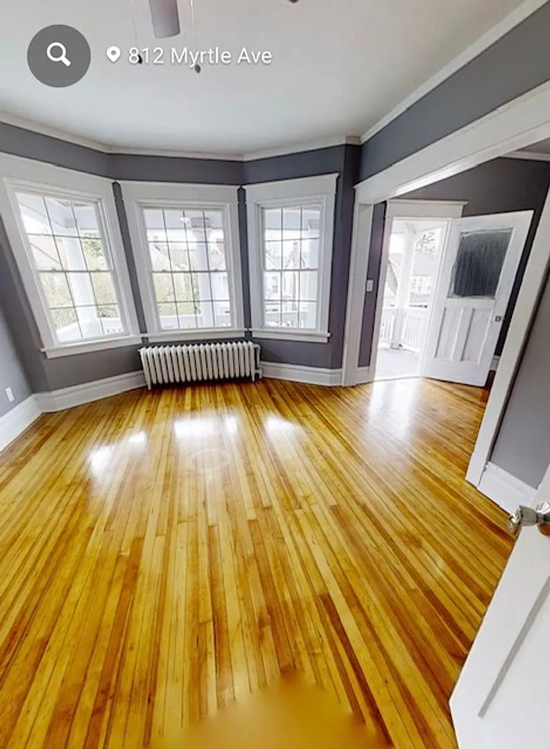 Astonishing renovated 4 bedroom, 1 bathroom, 1st floor — Photo 2