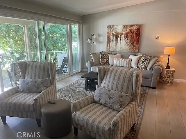 2 bed, 1040 sqft, $3,250 — Photo 3