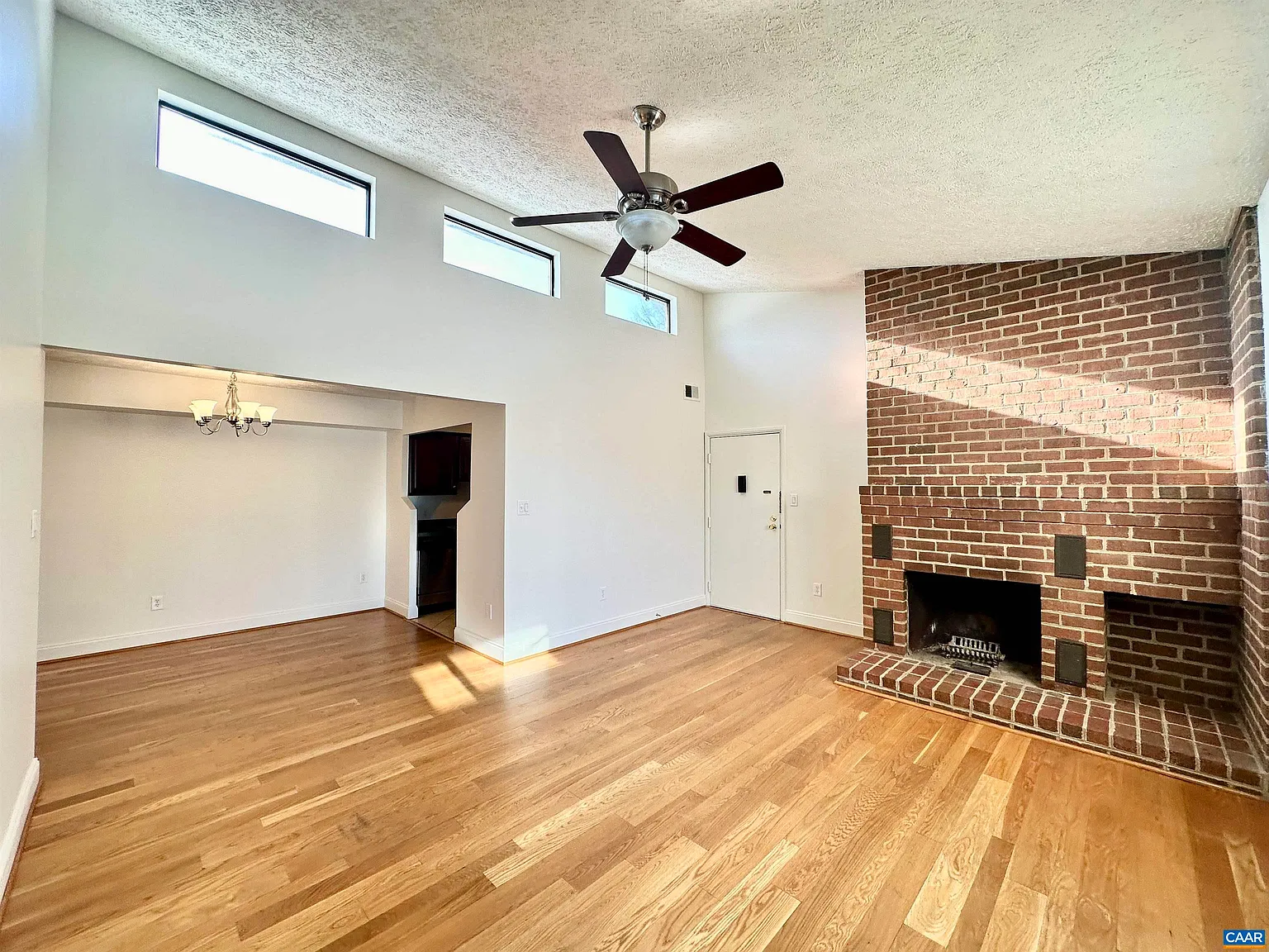 2 bed, 2.0 bath, 979 sqft, $1,995 — Photo 2