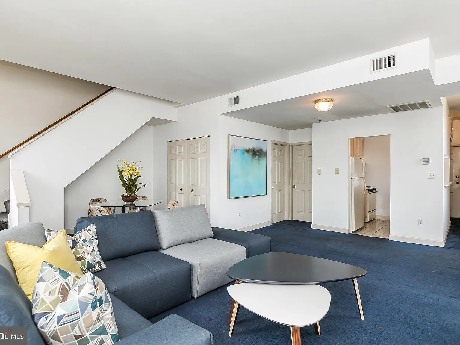 3 bed, 2.0 bath, 1300 sqft, $2,000 — Photo 2