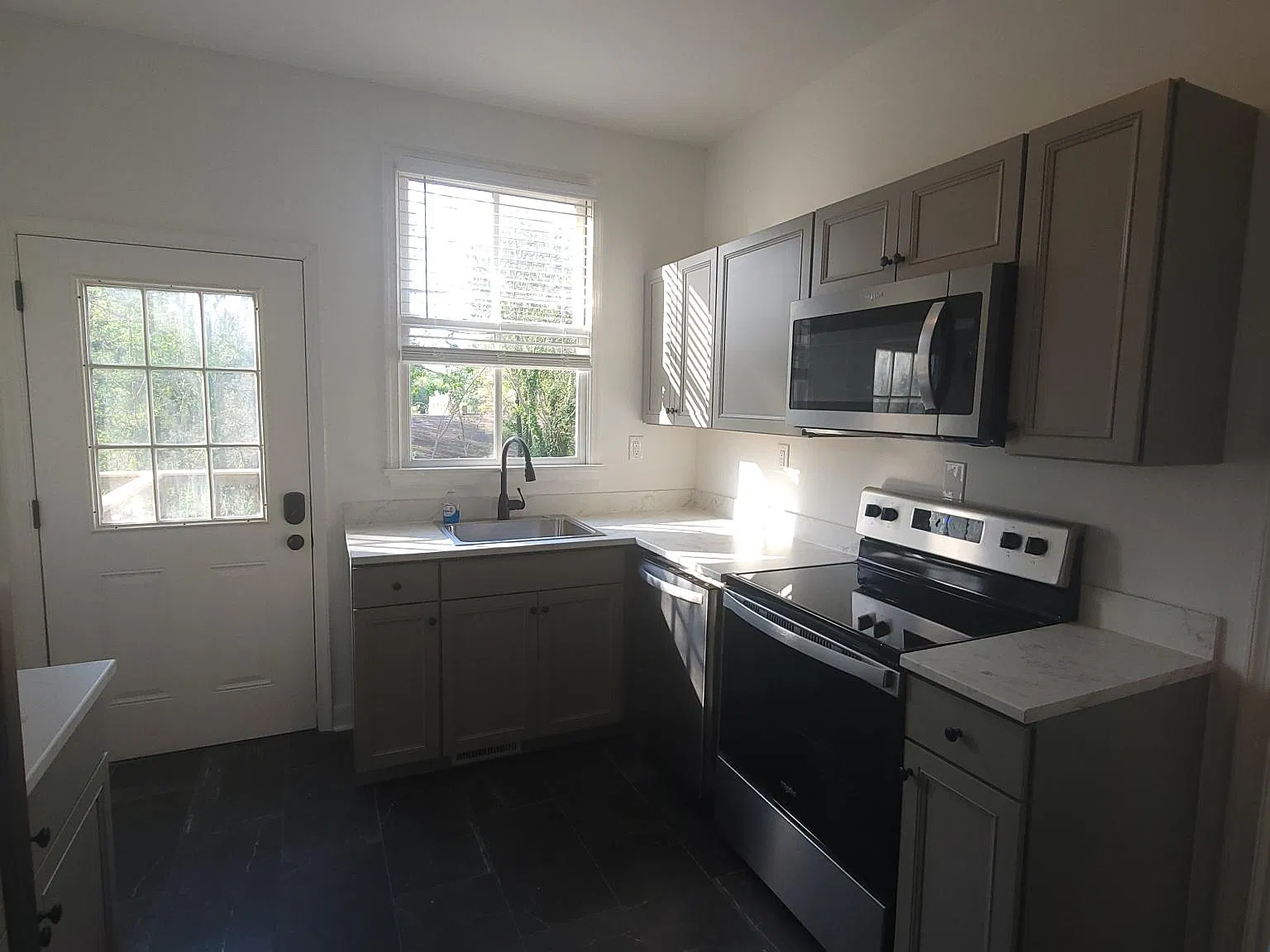 2 bed, 1.5 bath, 950 sqft, $1,250 — Photo 4