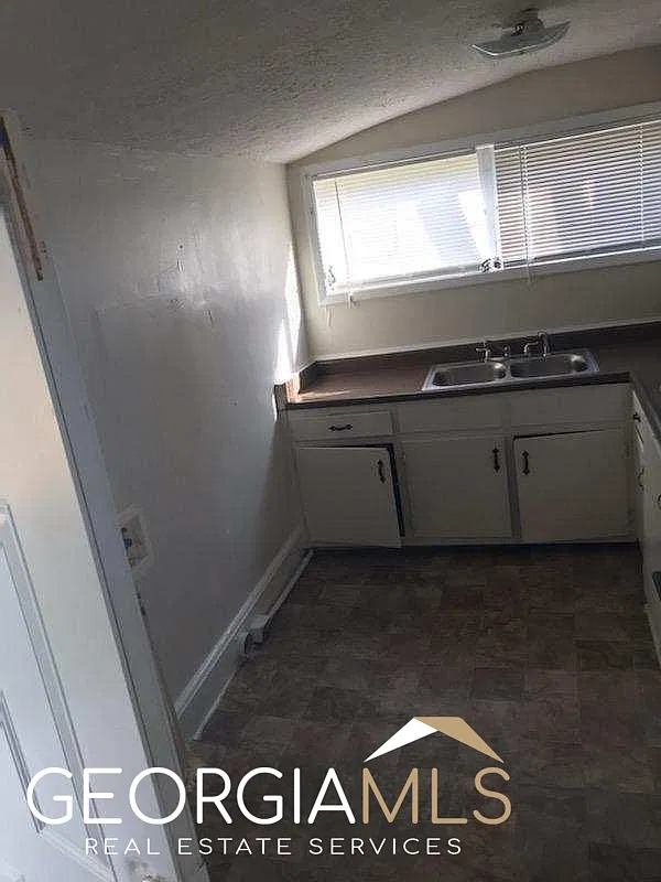 2 bed, 1.0 bath, 782 sqft, $1,300 — Photo 3