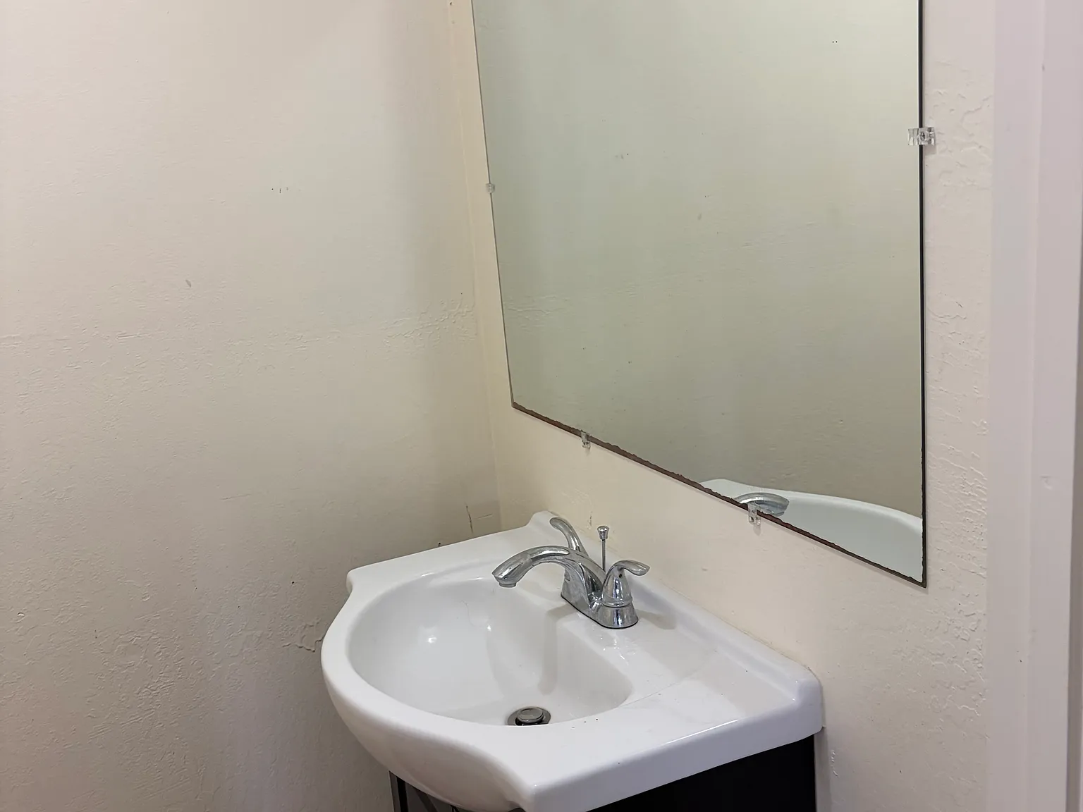 3 bed, 1.5 bath, 1138 sqft, $4,000 — Photo 2