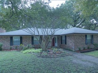 932 Forest Glen Dr, Desoto, TX 75115