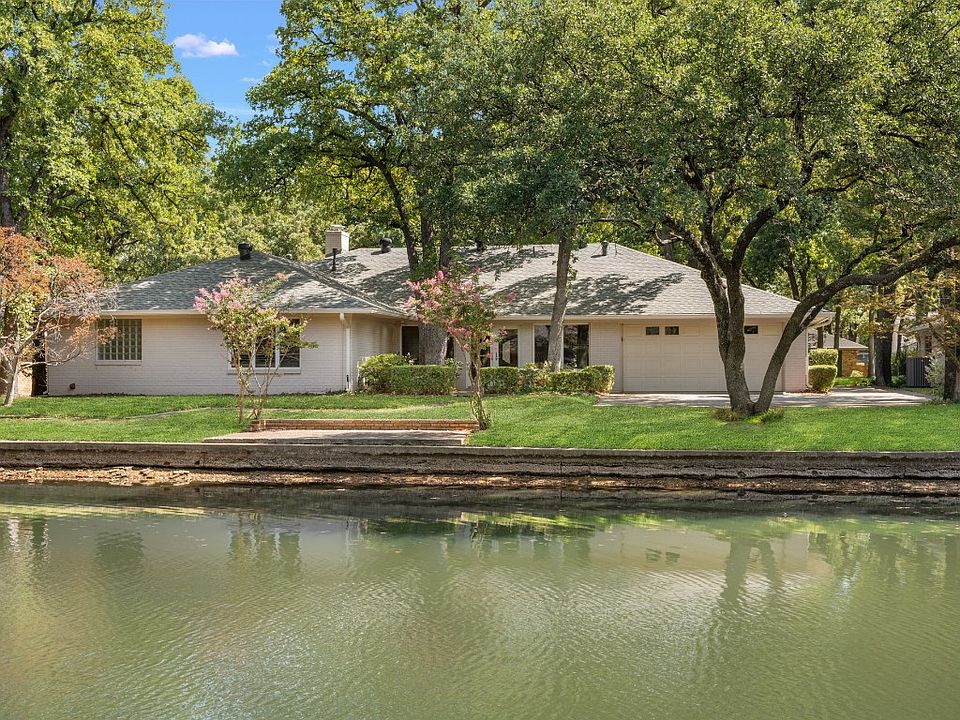 1st image of 2417 Lakeside Dr