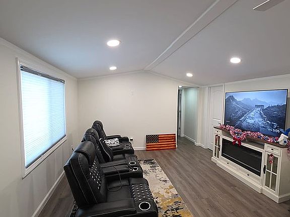 4th image of 8 Essex Ln