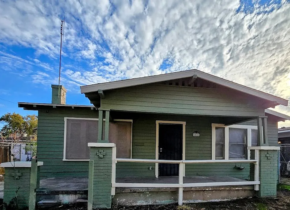 2424 E Hedges Ave