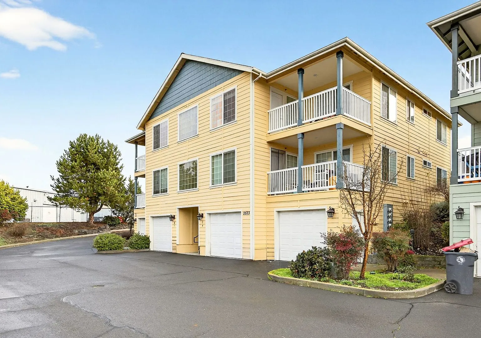 Cute, clean 2 bedroom upstairs apartment with balcony. — Photo 3
