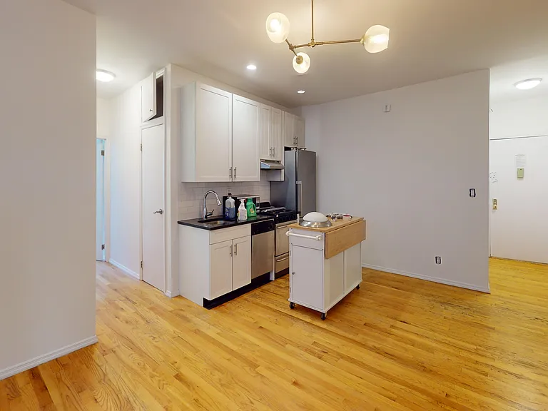 240 Waverly Pl #62 — Photo 1