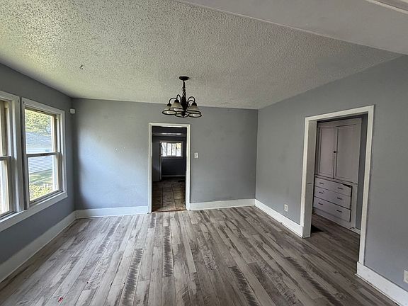3rd image of 2517 Yale Blvd