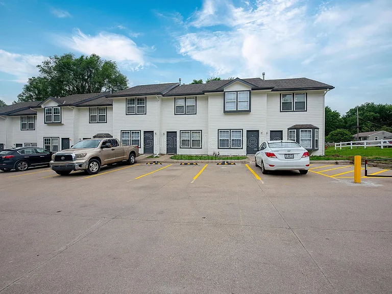 321 W South Ave — Photo 42