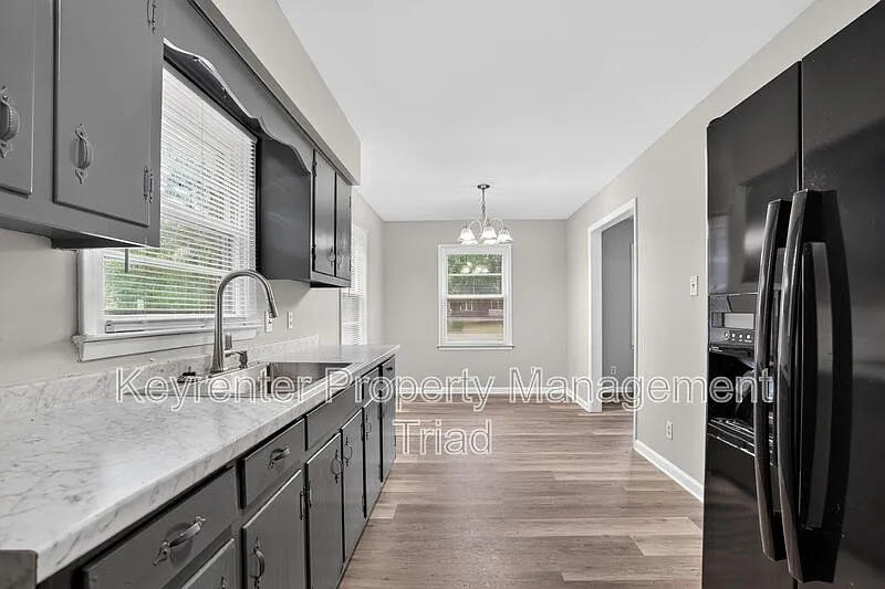 3 bed, 1.0 bath, 1025 sqft, $1,650 — Photo 3