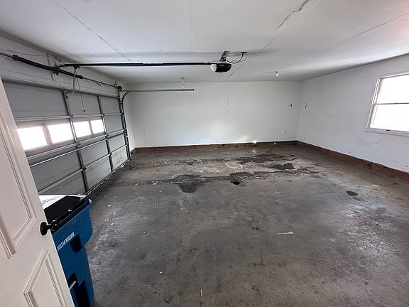 2-car garage (attached)