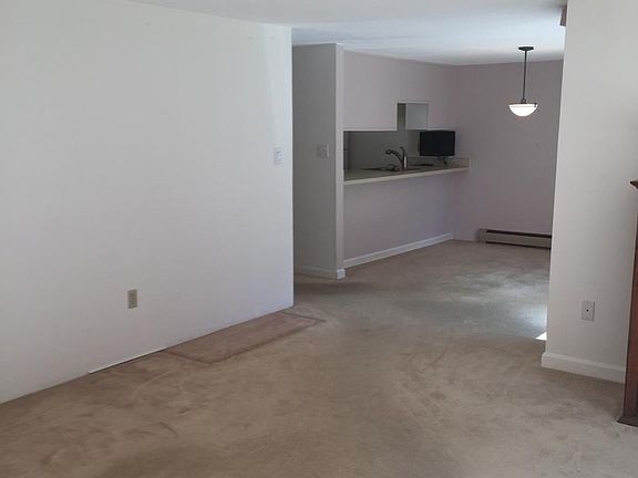 LR towards Kitchen
