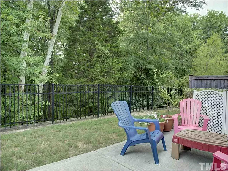 516 Dyersville Dr — Photo 17