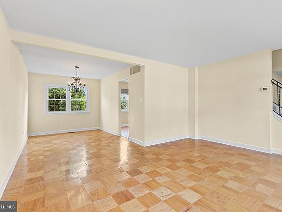 5th image of 143 W Chestnut Hill Ln