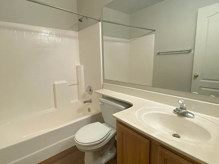 1704 E Pontiac Dr — Photo 15