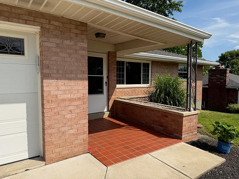 143 Capri Dr — Photo 2
