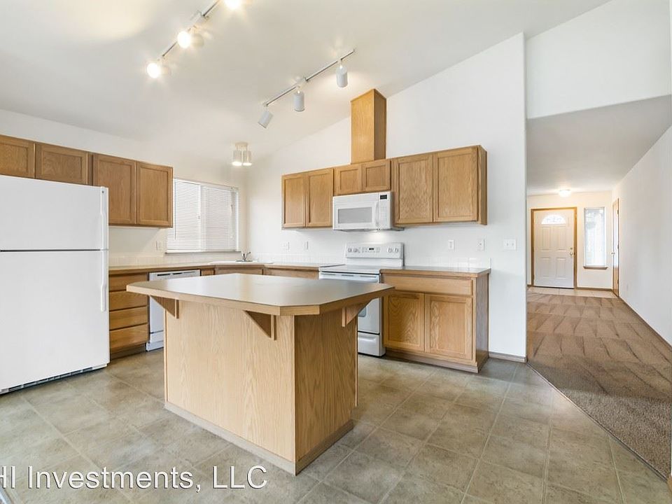 1st image of 1140 Villanova St NE