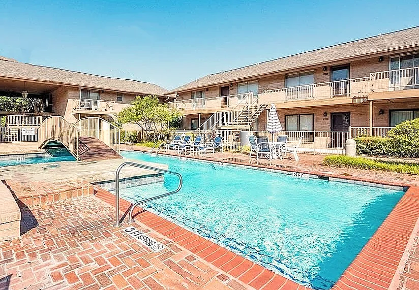 2 bed, 1056 sqft, $2,000 — Photo 2