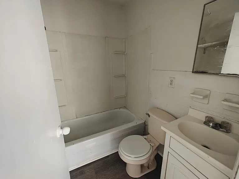 647 W Franklin St — Photo 7