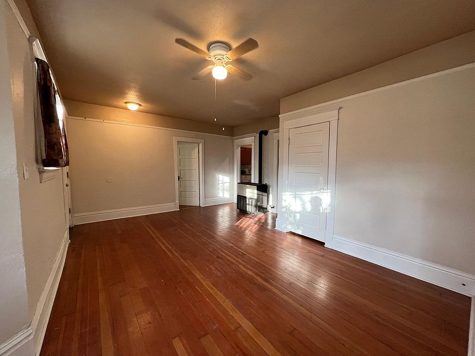 Large living room with gas heat, fresh paint and ceiling fan