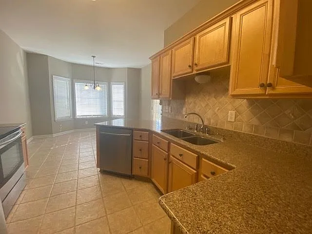 3 bed, 2.5 bath, 2361 sqft, $2,600 — Photo 3