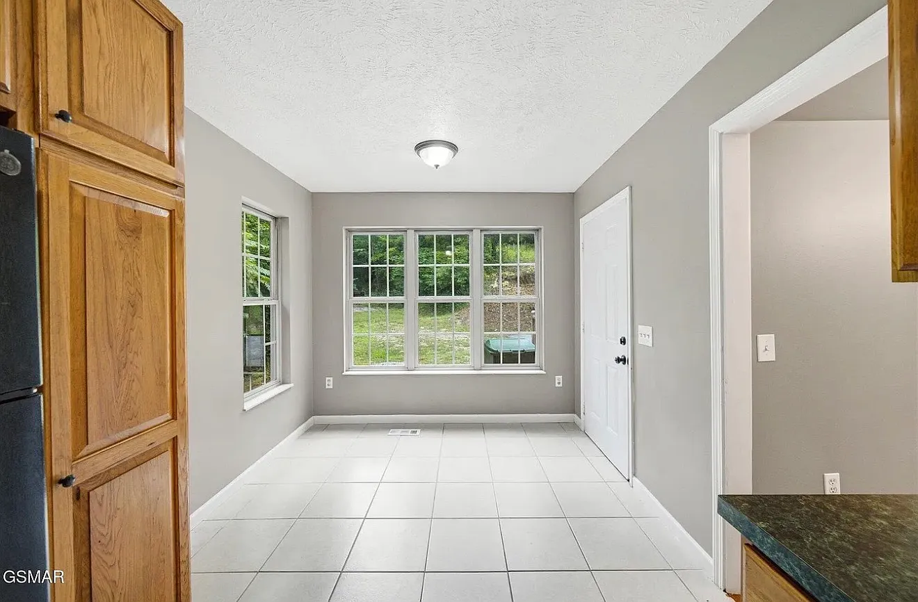 3 bed, 2600 sqft, $2,700 — Photo 3