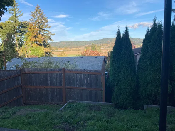 406 1st St APT 2, Gaston, OR 97119
