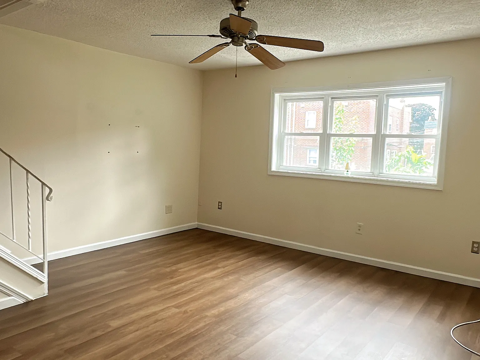 3 bed, 2.5 bath, 1354 sqft, $2,000 — Photo 2