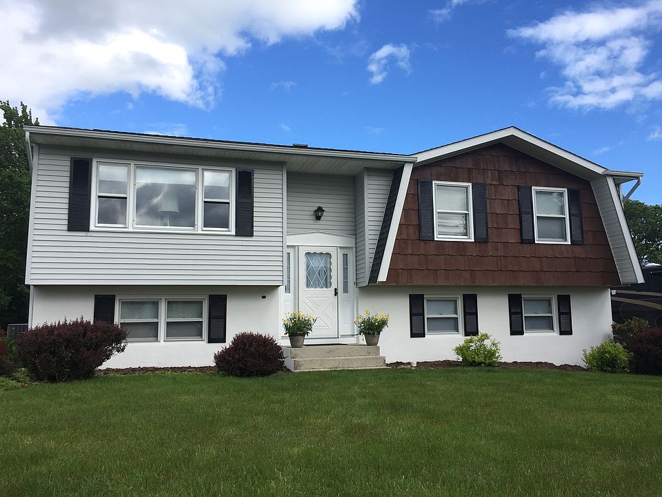1st image of 11 Hampshire Dr