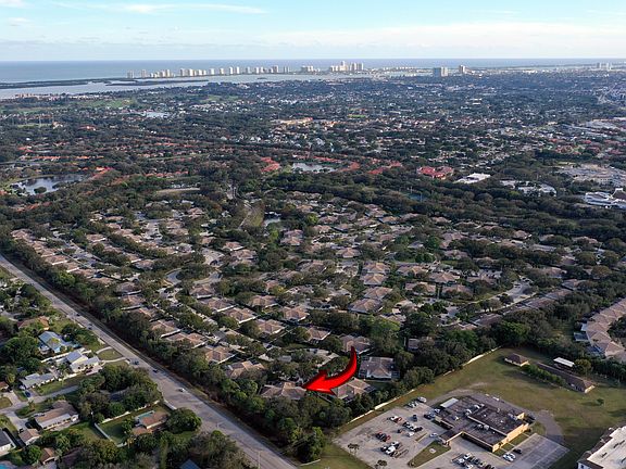 Close to beach and all shopping, restaurants and services in the PGA corridor.