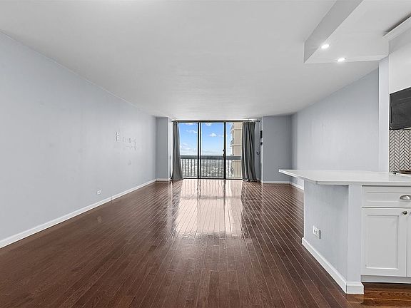 3rd image of 27110 Grand Central Pkwy APT 20T