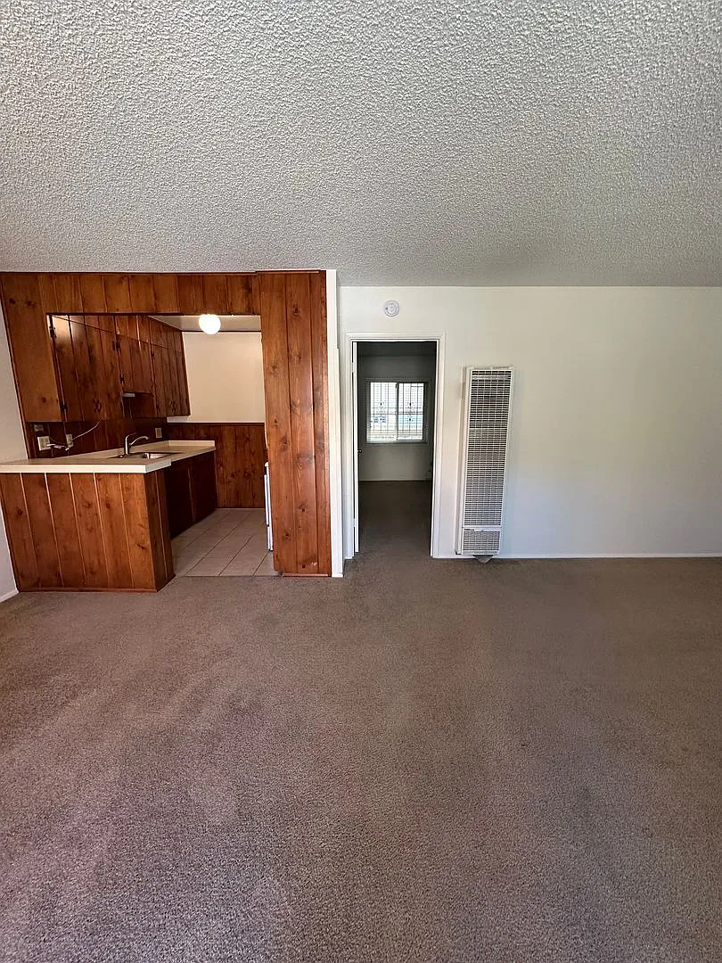Spacious 1br In Old Town, Across From Heritage Park....Move In Ready — Photo 4
