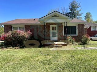 1810 Willow Rd, Hendersonville, NC 28739